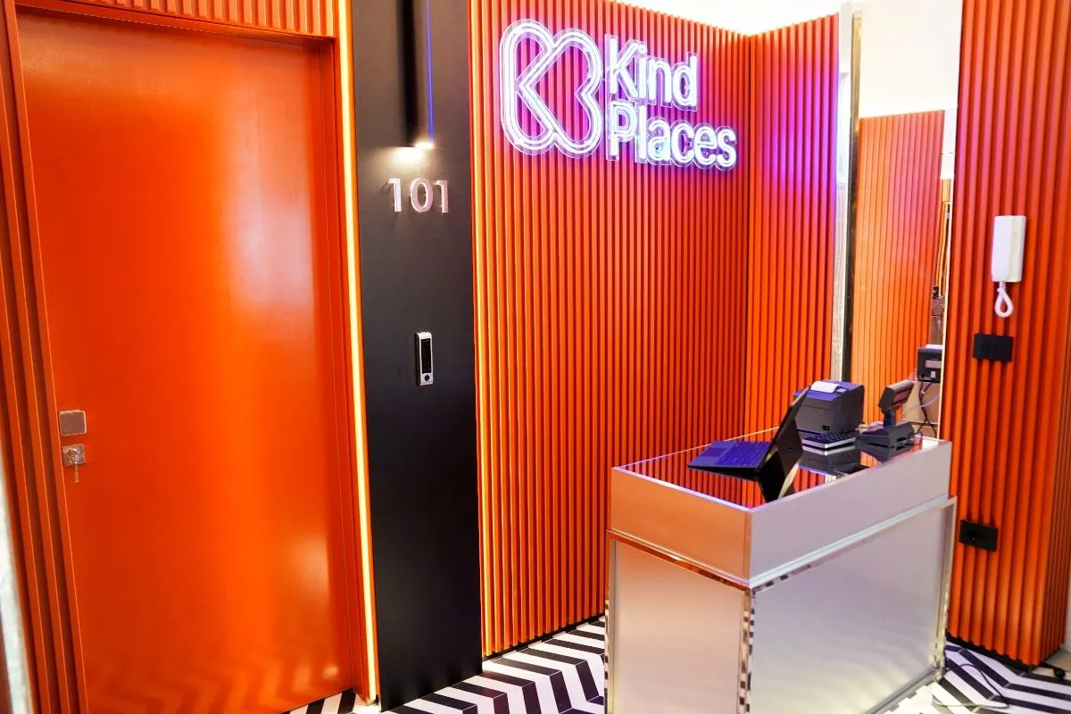 Insegna al neon «Kind Places»