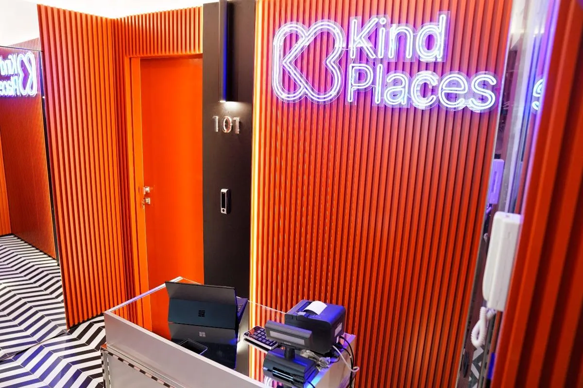 Insegna al neon Kind Places